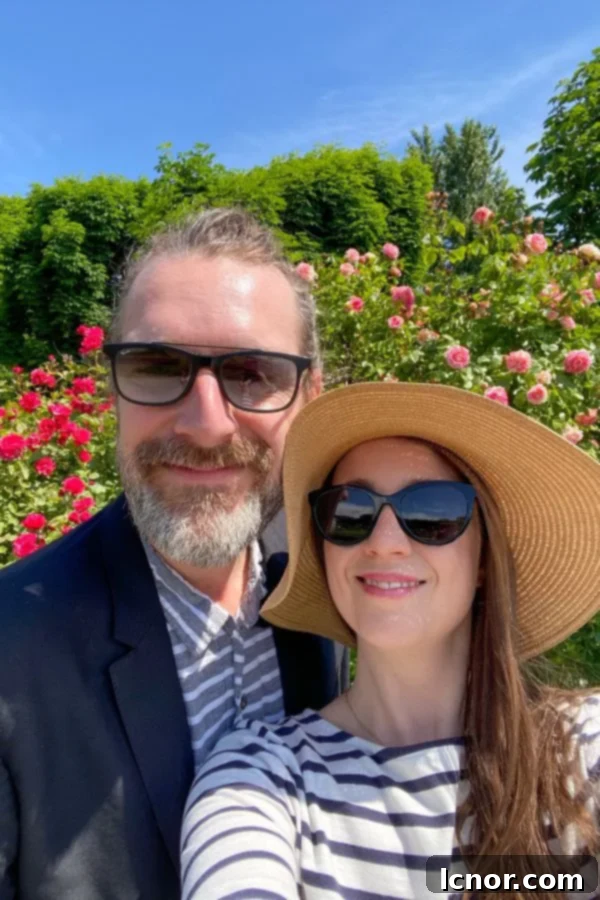 Romantic things to do in Vienna, couple in the rose garden, Volksgarten park, Hofburg Palace