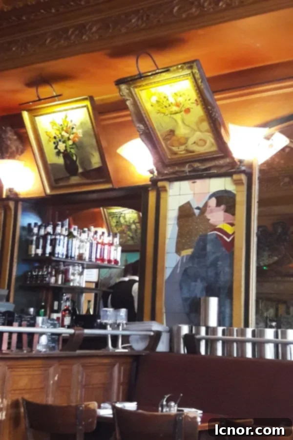 Interior view of La Palette showing Belle Époque decor.