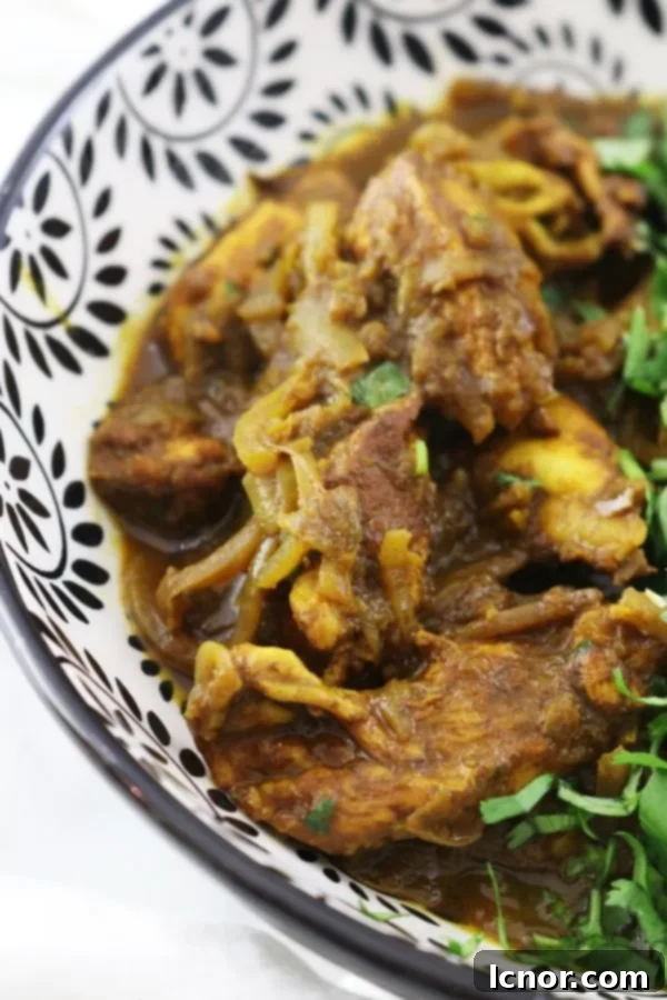 Panthe Kaukswe chicken curry in a black and white bowl