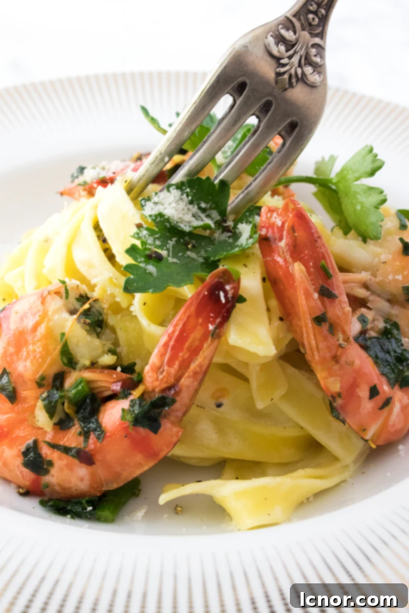 Shrimp Fettuccine Alfredo #fettuccinealfredo #pastarecipes #easydinners #shrimprecipe - ahedgehoginthekitchen.com