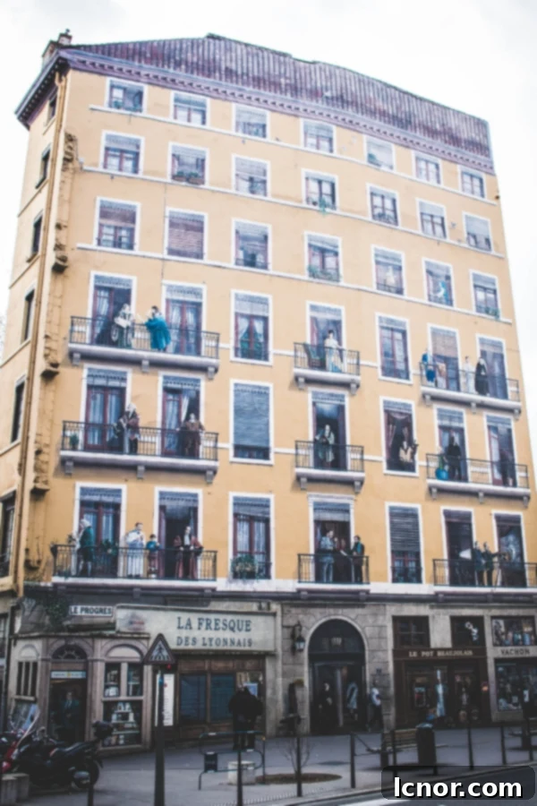 Le Mur des Lyonnais yellow building with painted people trompe l'oeil, Lyon sightseeing