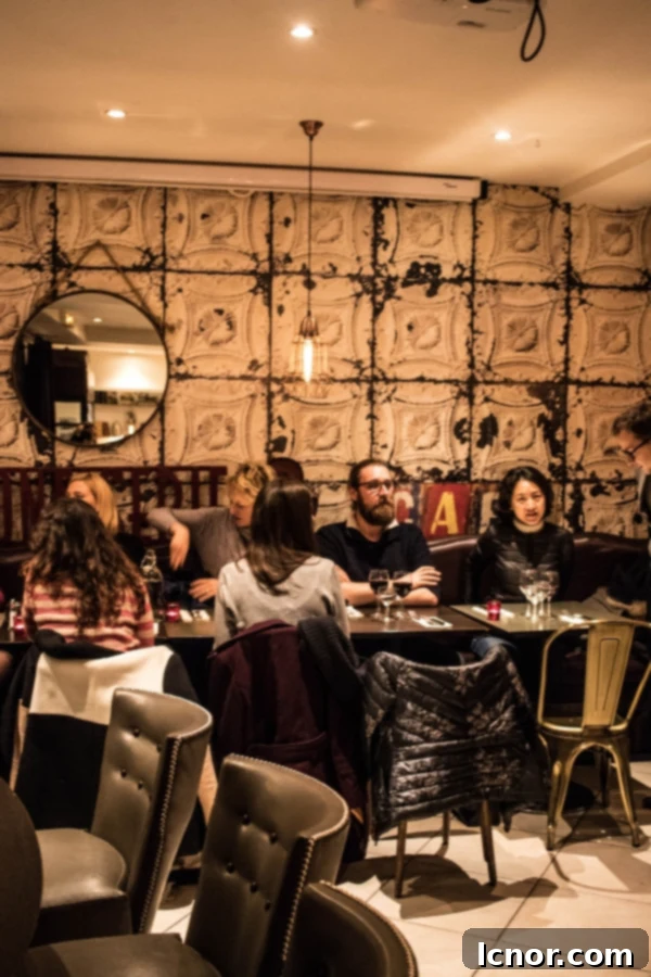 Traditional food in Paris - Group enjoying food tour