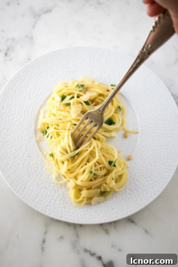 spaghetti with oil and garlic on a fork