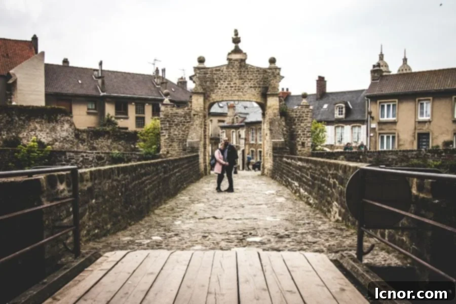 couple hugging in front of the Boulogne-sur-Mer chateau
